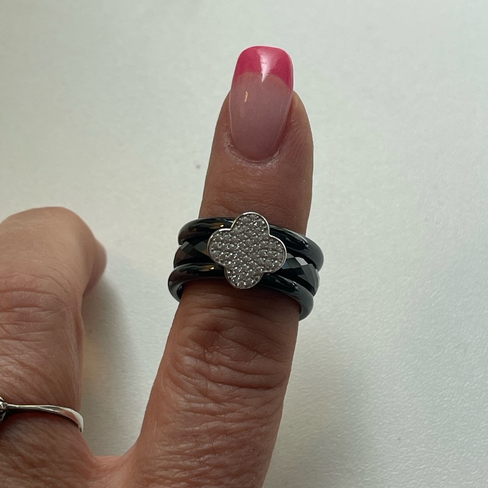 Elegant Black Ceramic and Silver Flower Diamond Ring